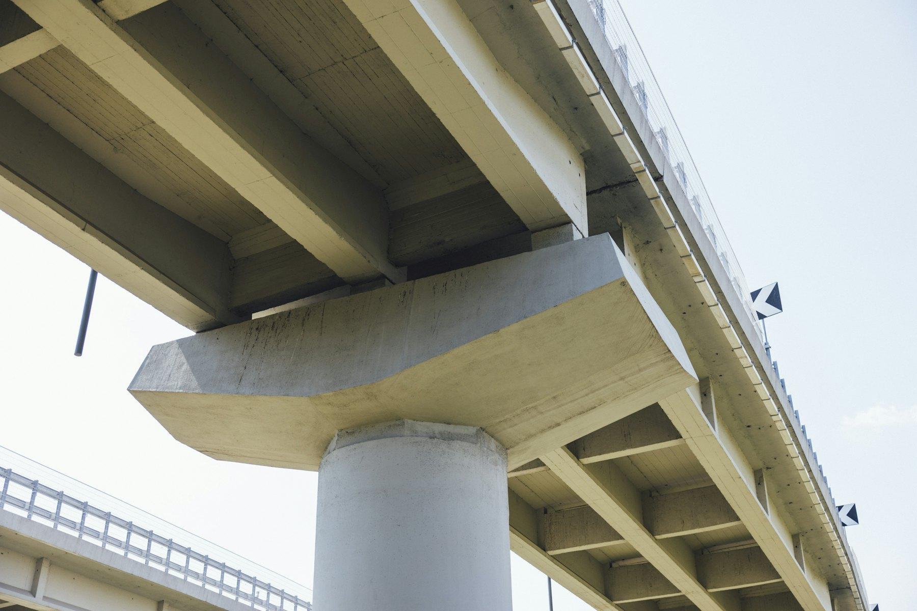 Unterseite einer Betonbrücke