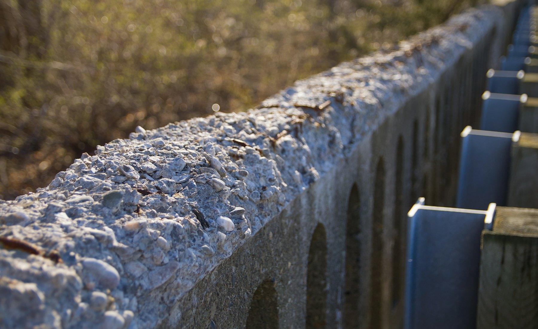 Betonwand mit freiliegender Bewehrung