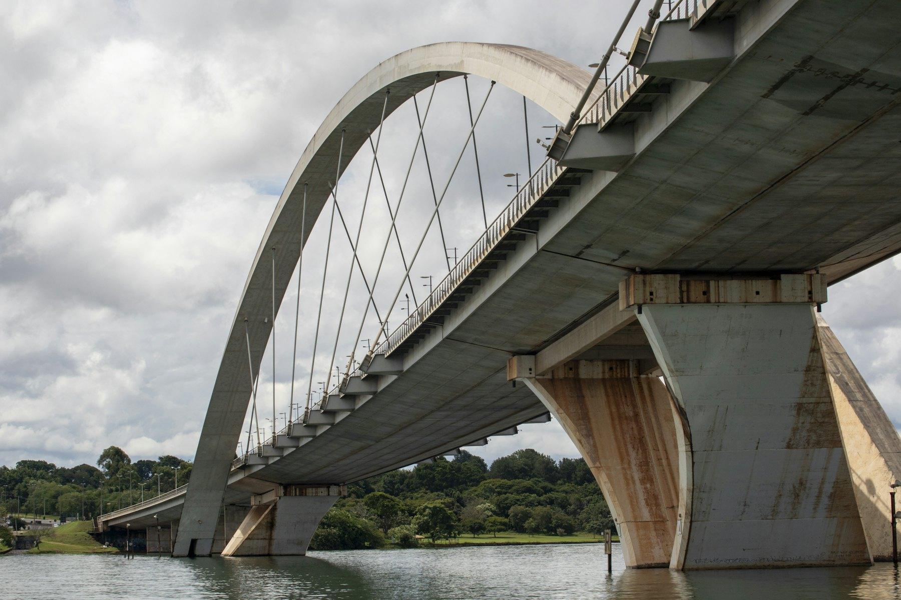 Bogenbrücke aus Beton über einem Fluss