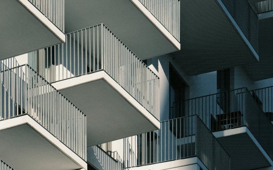 Wohngebäude mit Balkonen aus Beton