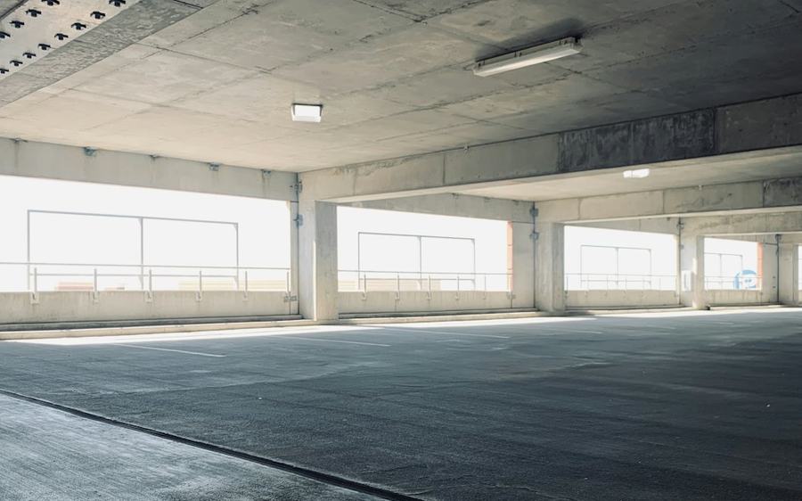 Parkdeck eines Parkhauses