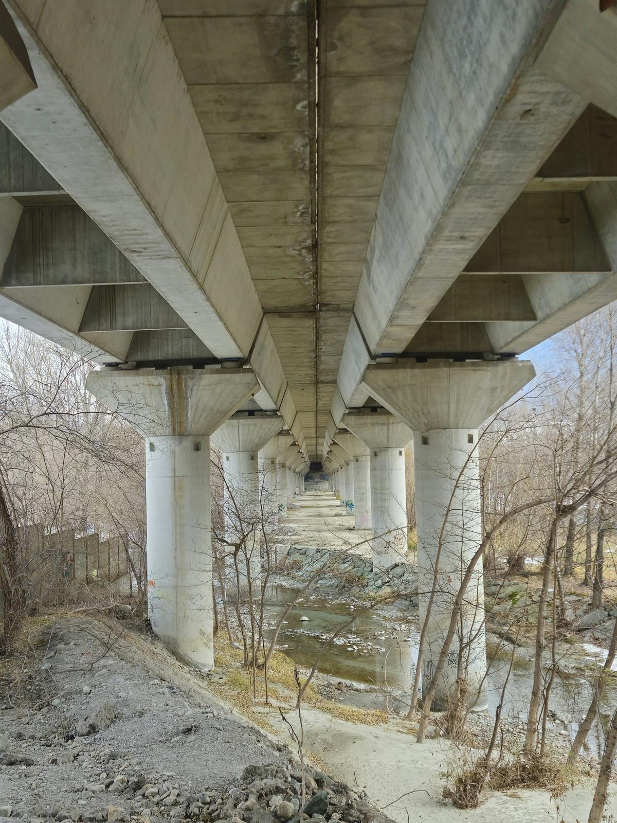 Betonbrücke mit Pfeilern von unten