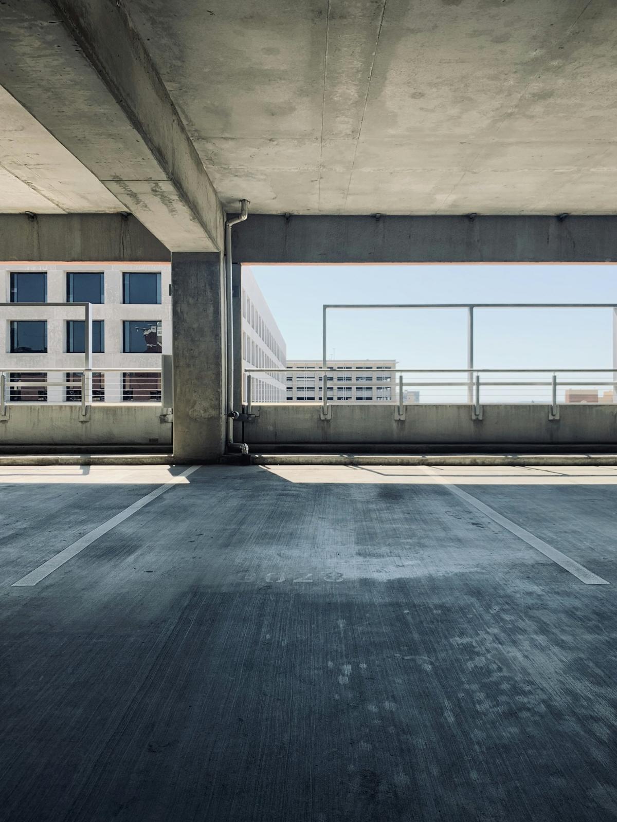 Parkdeck eines Parkhauses aus Beton